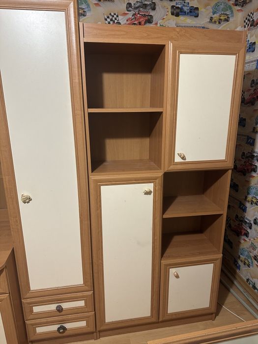 Продавам секция с гардероб