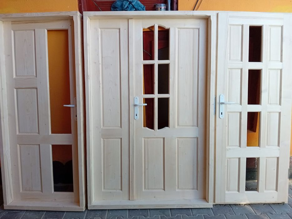 Producător de uși și ferestre din lemn masiv,brad.