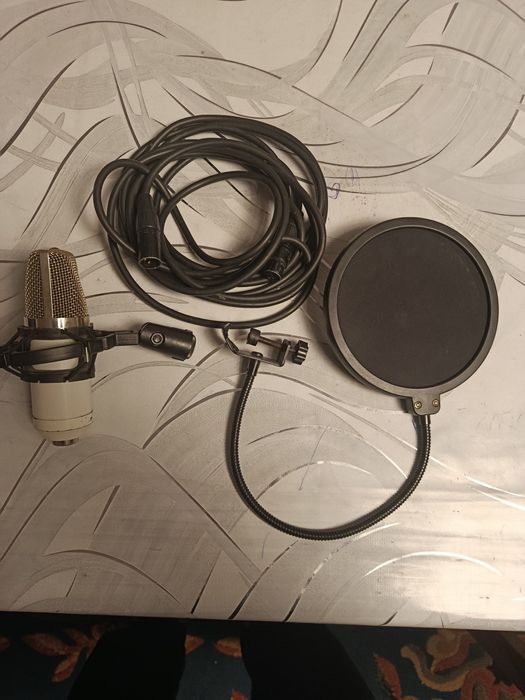 Студийный конденсаторный микрофон