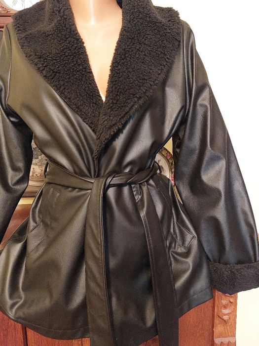 Haina foarte chic din piele sintetica cu captuseala matlasata naturala
