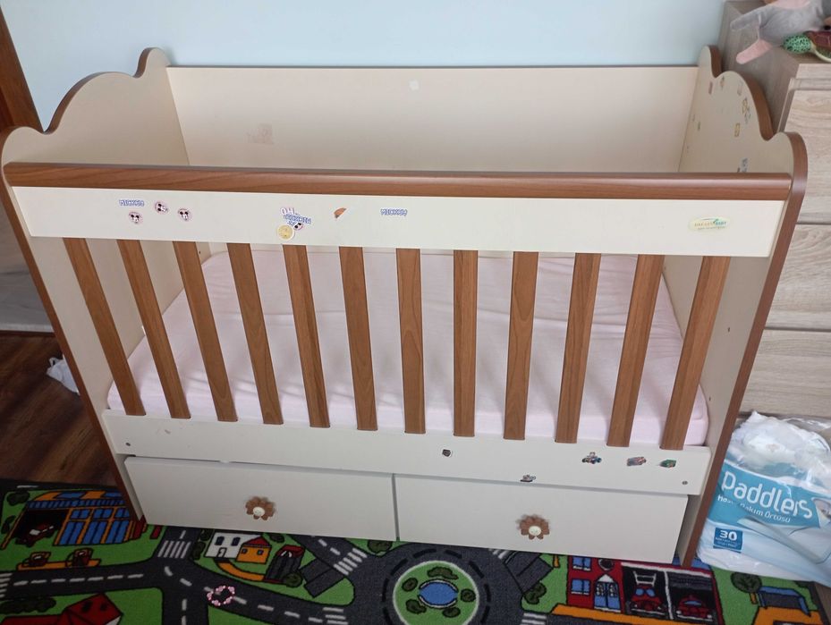 Бебешка кошара с люлеещ се механизъм