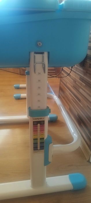 Ергономично ученическо бюро /с накланяща се поставка за учебници и регулируемо LED осветление/ + стол