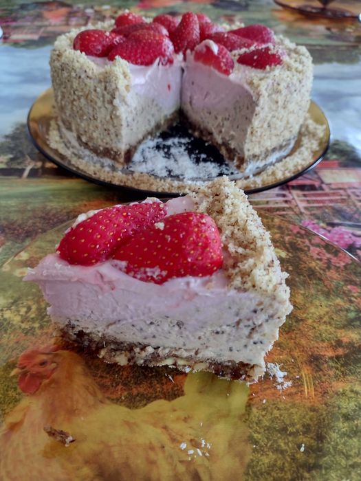 Приемам поръчки и приготвям здравословни и вкусни торти и веган храни