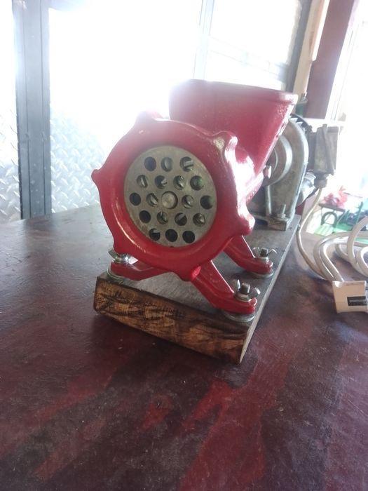 Mașină/Moară de tocat carne cu motor.(Flacăra Nr.22)