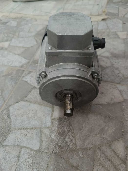 Трифазен двигател 0.55 кW 1380 оборота България