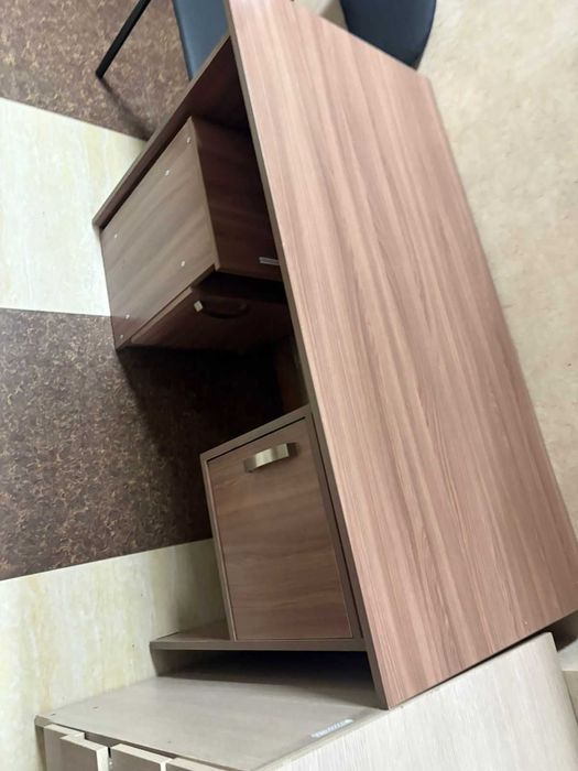 Продаю Столы, стулья и тумбы. Самовывоз!