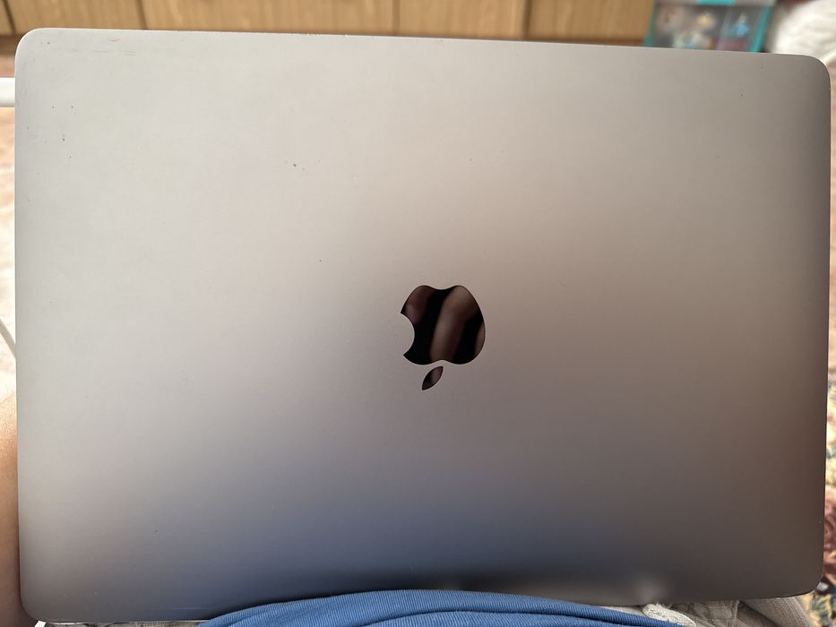 Продаю Macbook Air 13