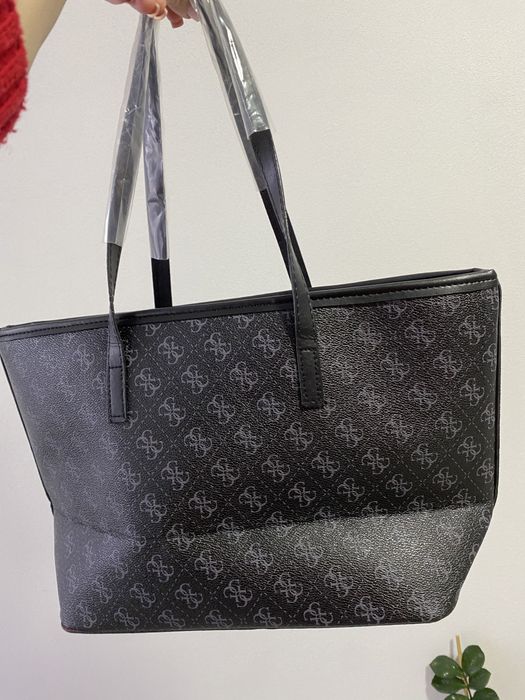 Geanta nu este originala.