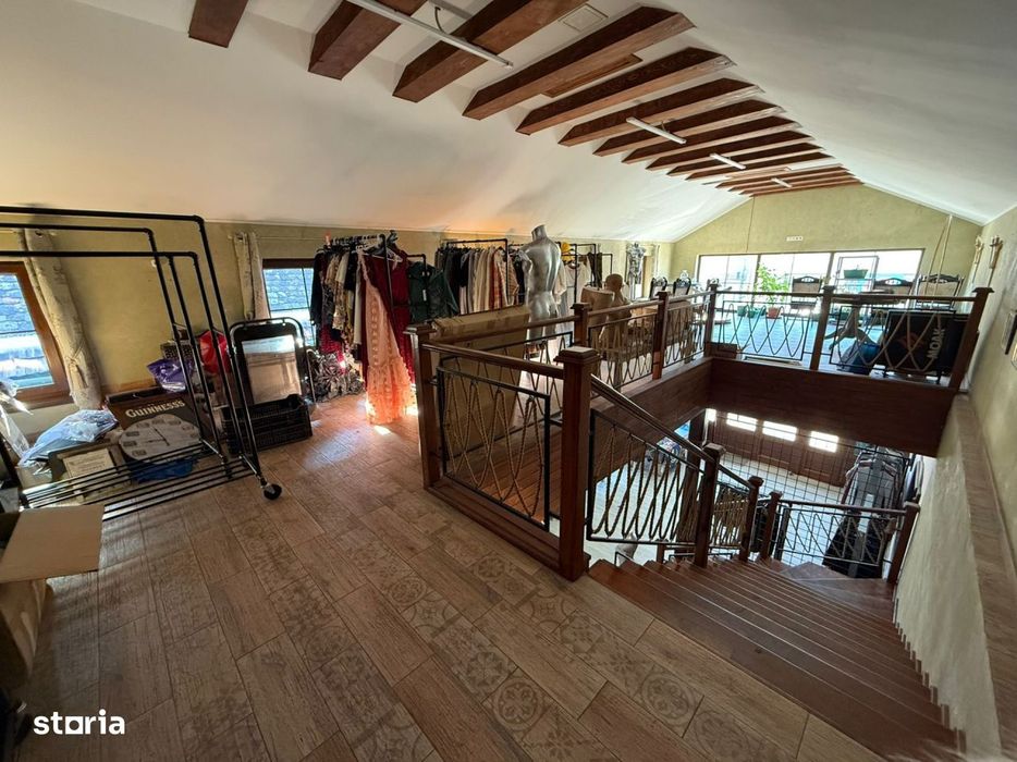 Spatiu comercial+locuinta la mansarda,3 dormitoare, living,5 bai, tere