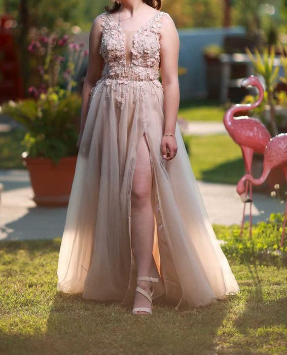 Бежова бална рокля