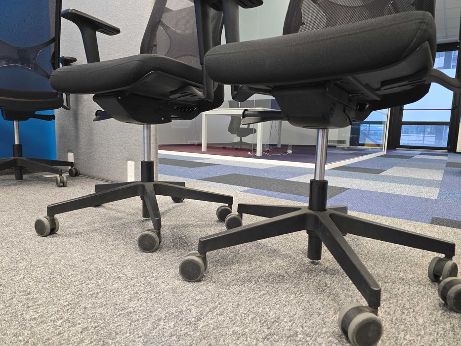 Модерен офис стол с мрежест гръб и пълен ергономичен контрол (Черен)