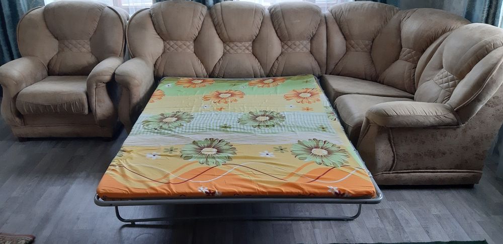Продам угл.диван с креслом.  Диван двойка. Ковры.