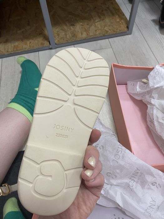 Продам сандали молочного цвета