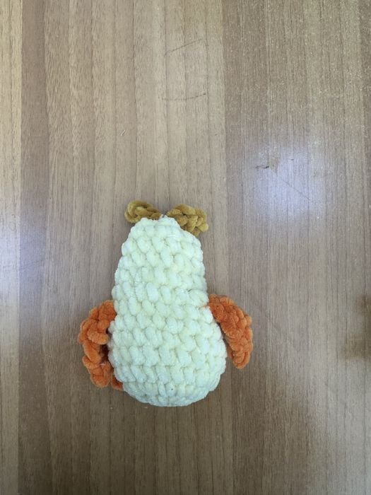 Ръчно изработено плетено пиленце в жълт цвят