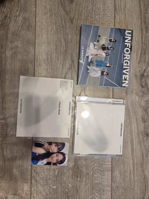 Vând albume le sserafim