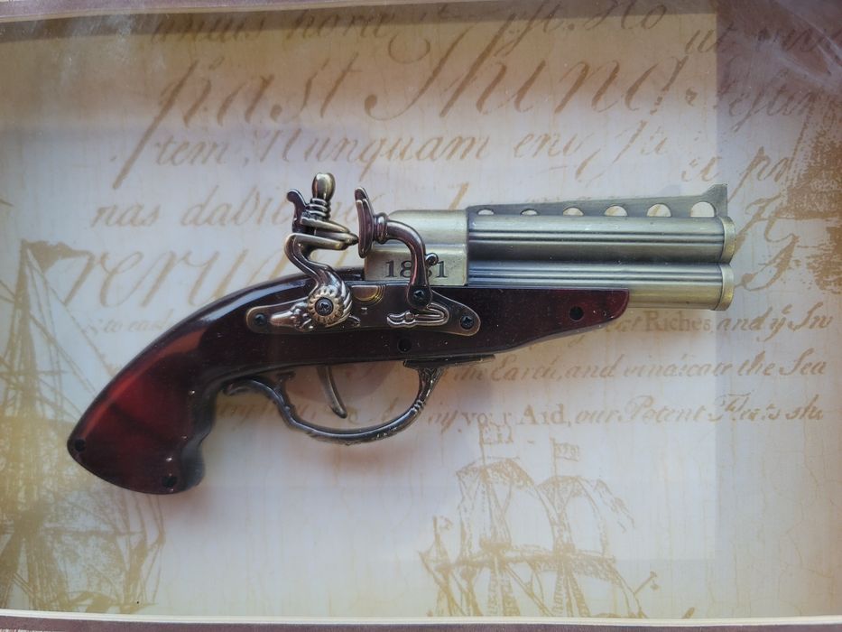 Tablou tip panoplie cu pistol decorativ
