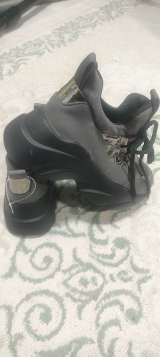 Женская кроссовка