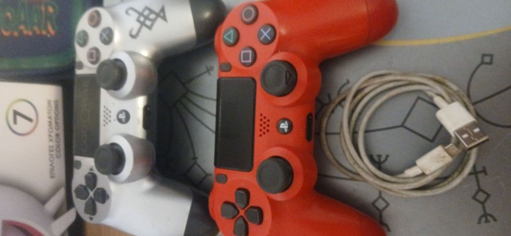 Vând ps4 pro cu încărcător