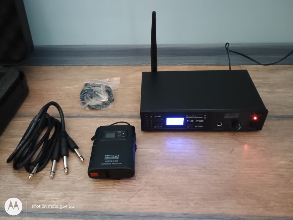 Пълен сет безжична In-Ear мониторна система HED,,с твърд кейс Wiem-252