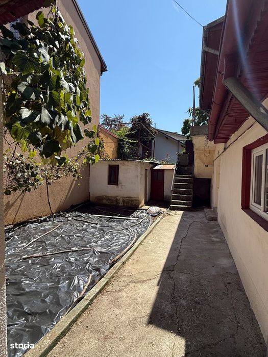 Casă de Vânzare cu 4 camere in zona București-noi sec.1