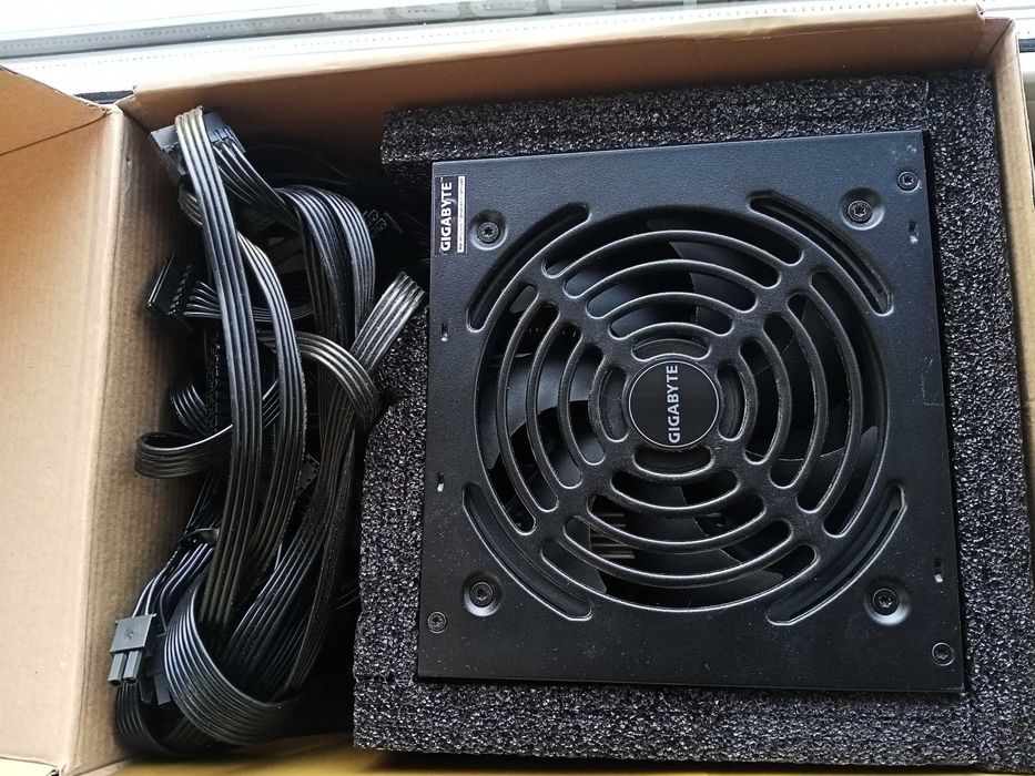 Блок питания GIGABYTE P550B 550W