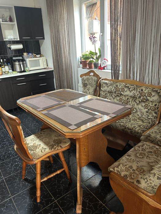 Vand coltar din lemn masiv cu masa si 4 scaune