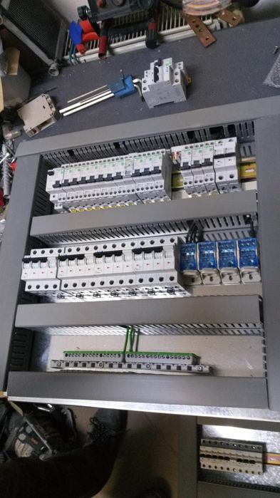 Electrician autorizat cu experiență - intervenții non-stop