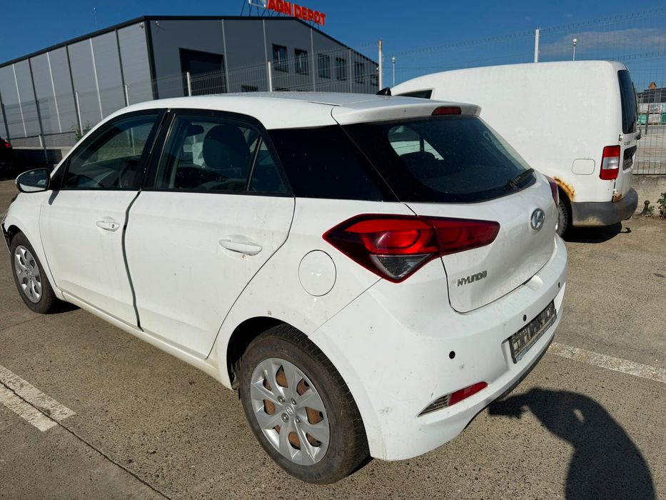 Dezmembrez Hyundai i20 alba 2017 1.2 benzina G4LA volan stanga 150.000 km
