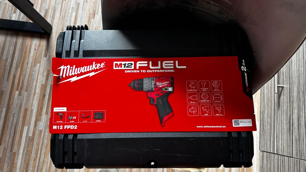 Комплект винтоверт,гайковерт и фенер Milwaukee M12