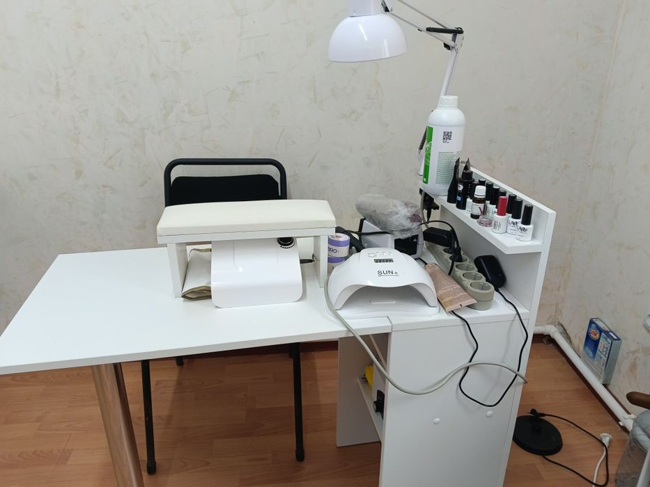 Маникюрға арналған заттар және стол