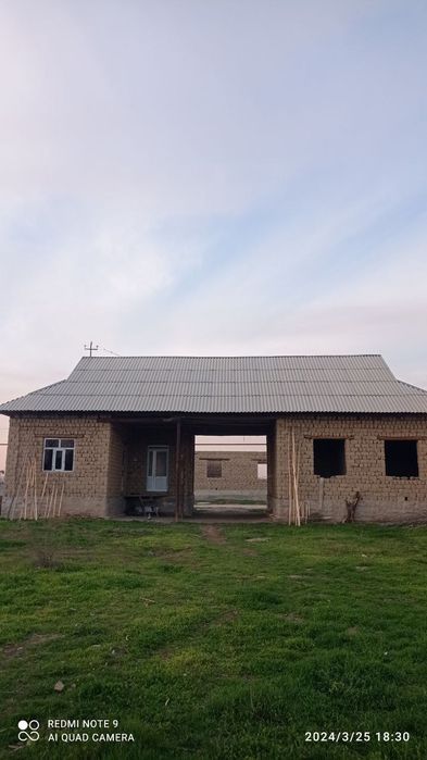 Уй 20 сотих 5 хона 2 хонасини Ичида пол потолок эшик ойна бор