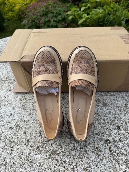 Бежови равни обувки