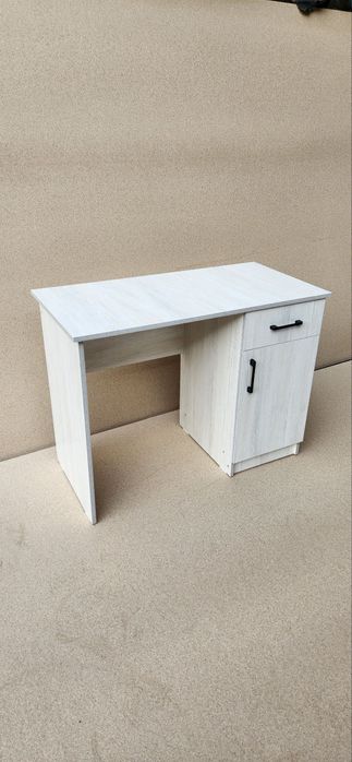 Stol parta pismenniy