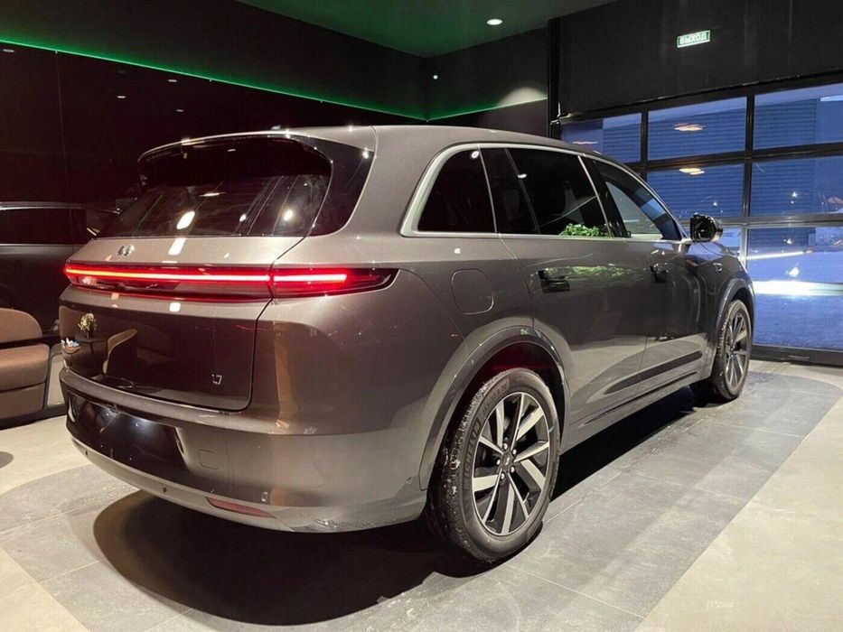 Lixiang Li 7 Ultra Restayling Белый и Кофе Салон, Мокрый асфальт