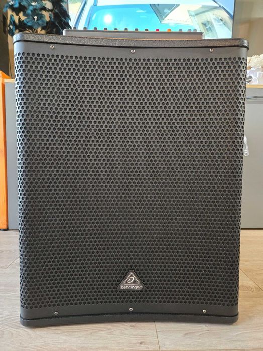 Продавам субуфер Bèhringer dr18sub 2400вата макс. 700 вата ном. София нов!