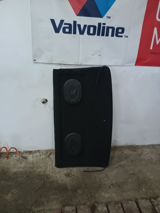 Продавам кора за багажник с говорители за volkswagen golf 3