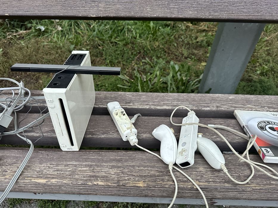 Продам игровую приставку Wii