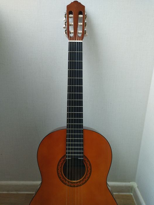 Продам гитару Yamaha c40