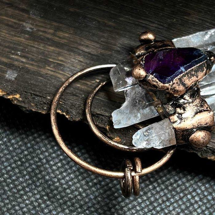 Colier cu pandantiv in stil vintage din cupru cu ametist și cuarţ alb