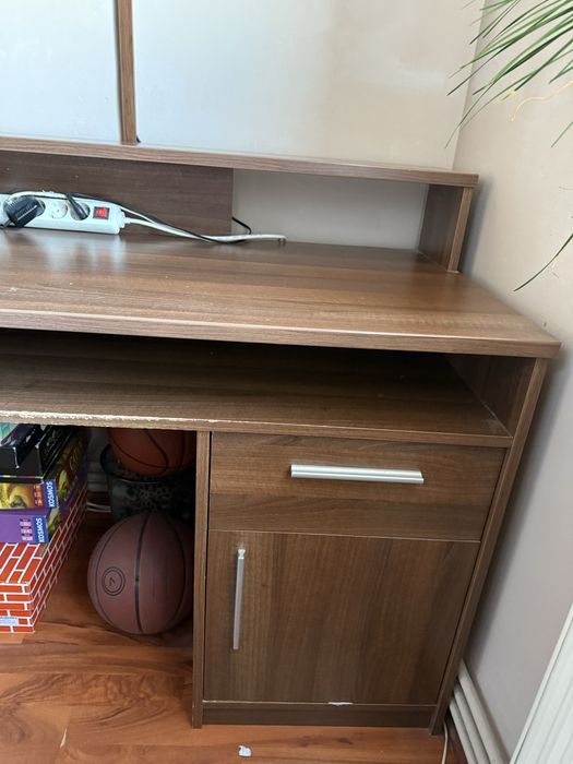 Birou modern si spatios cu suprainaltare pt monitor