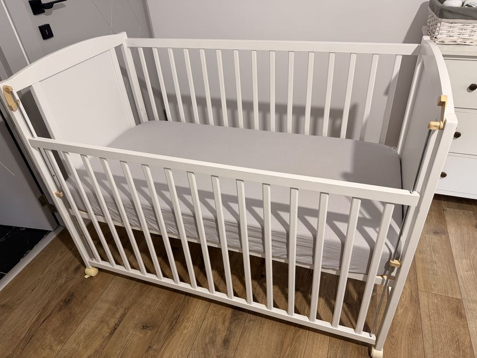 Patut din lemn masiv 120x60 cm Bria alb cu laterala culisanta si saltea cocos LUX 120x60x12 cm, reglabil pe 3 nivele