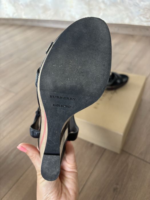 Сандали Burberry като нови