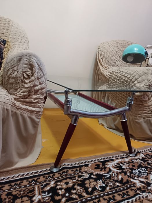 Продаётся устойчивый журнальный столик