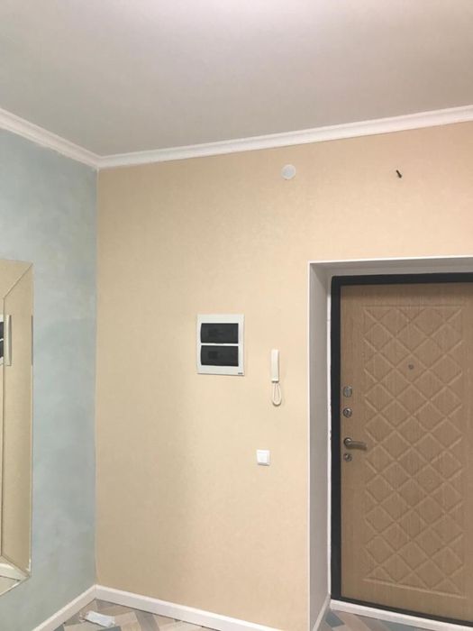 Клею обои. Галтели.