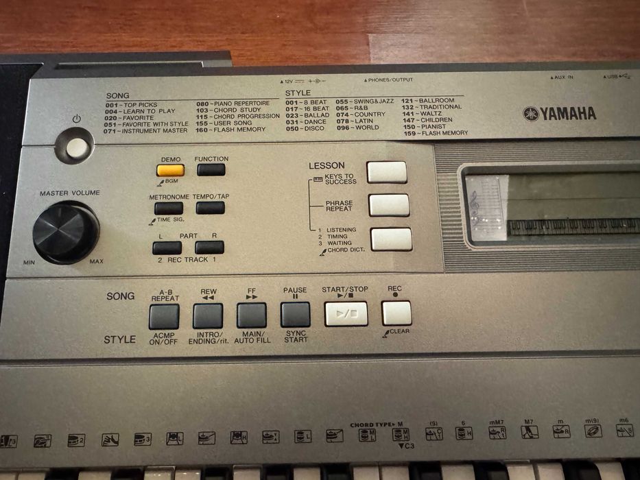 Продам синтезатор Yamaha PSR-E353 в хорошем состоянии