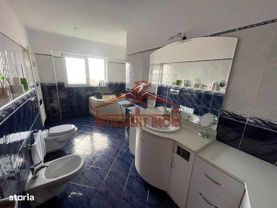 Apartament Spațios 120mp, cu 4 Camere, 2 Băi și 3 Balcoane în Făgăraș — fotografia 1