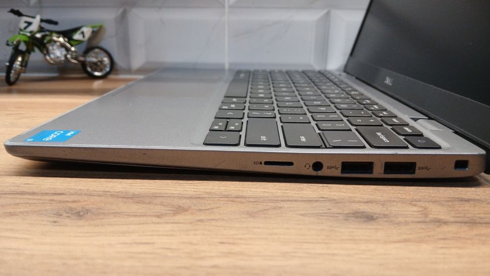 Dell latitude i3 11 avlod  8GB+256GB FullHD