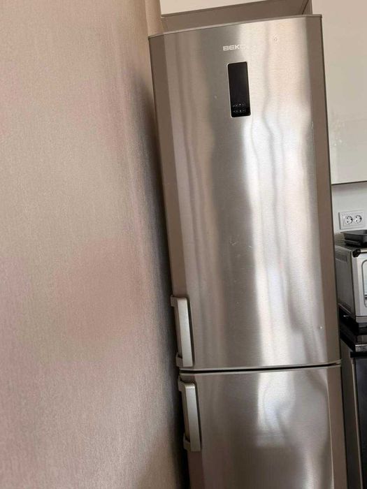 Продаётся сломанный холодильник BEKO