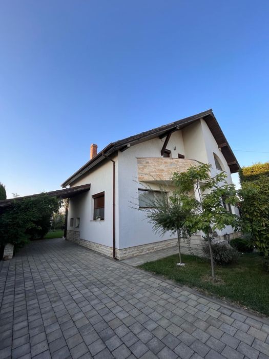 Casa cu etaj si curte amenajata