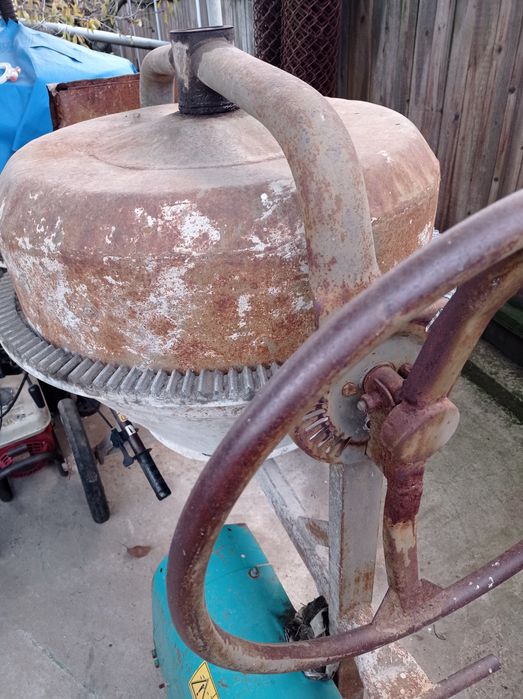 Betoniera tip vechi, în stare de funcționare